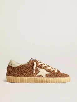 Shop Golden Goose Super-Star de suede, estampa de leopardo e estrela de couro creme Cabedal de suede com microestampa de leopardo nos tons marrom e preto