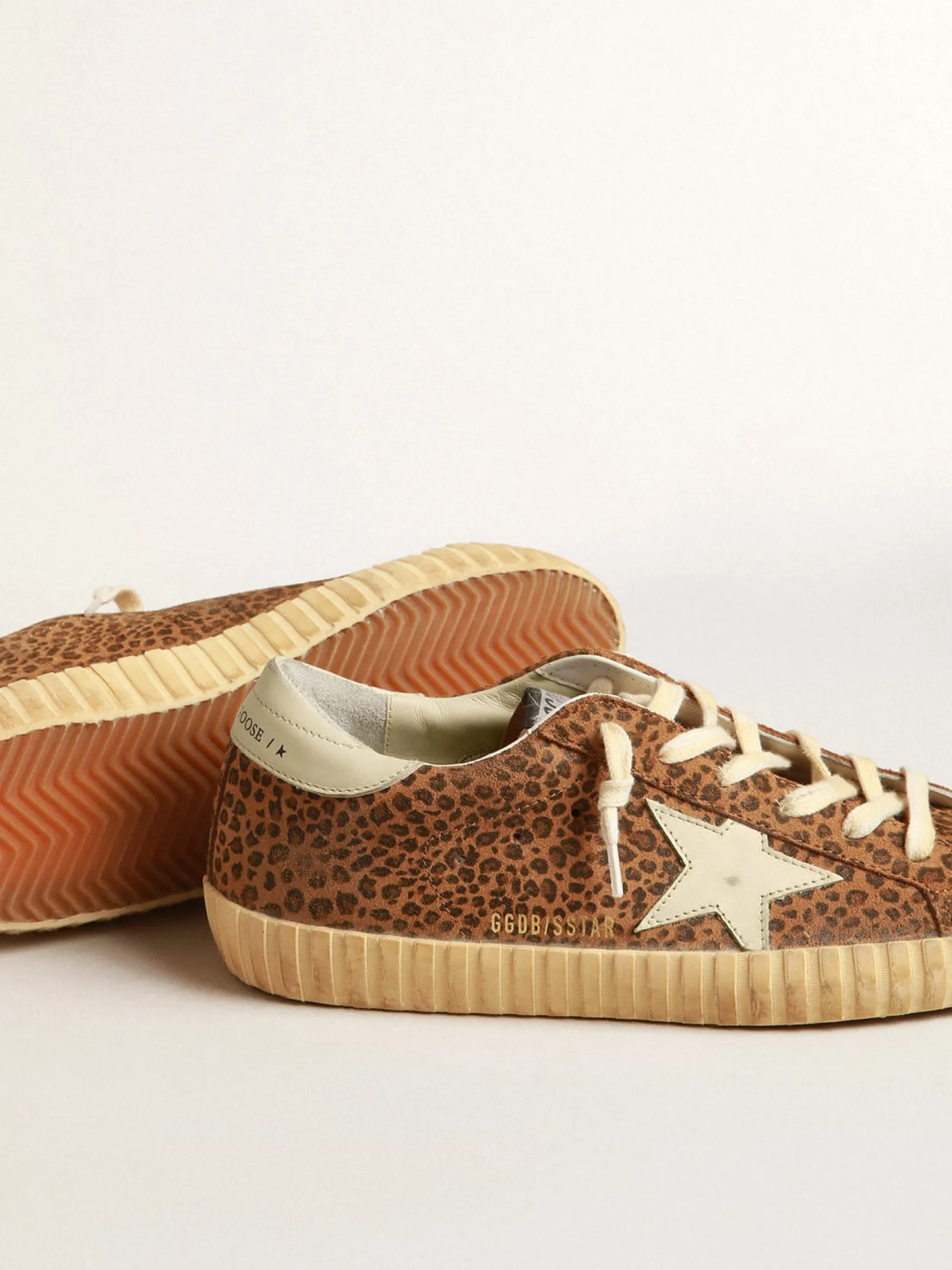 Shop Golden Goose Super-Star de suede, estampa de leopardo e estrela de couro creme Cabedal de suede com microestampa de leopardo nos tons marrom e preto