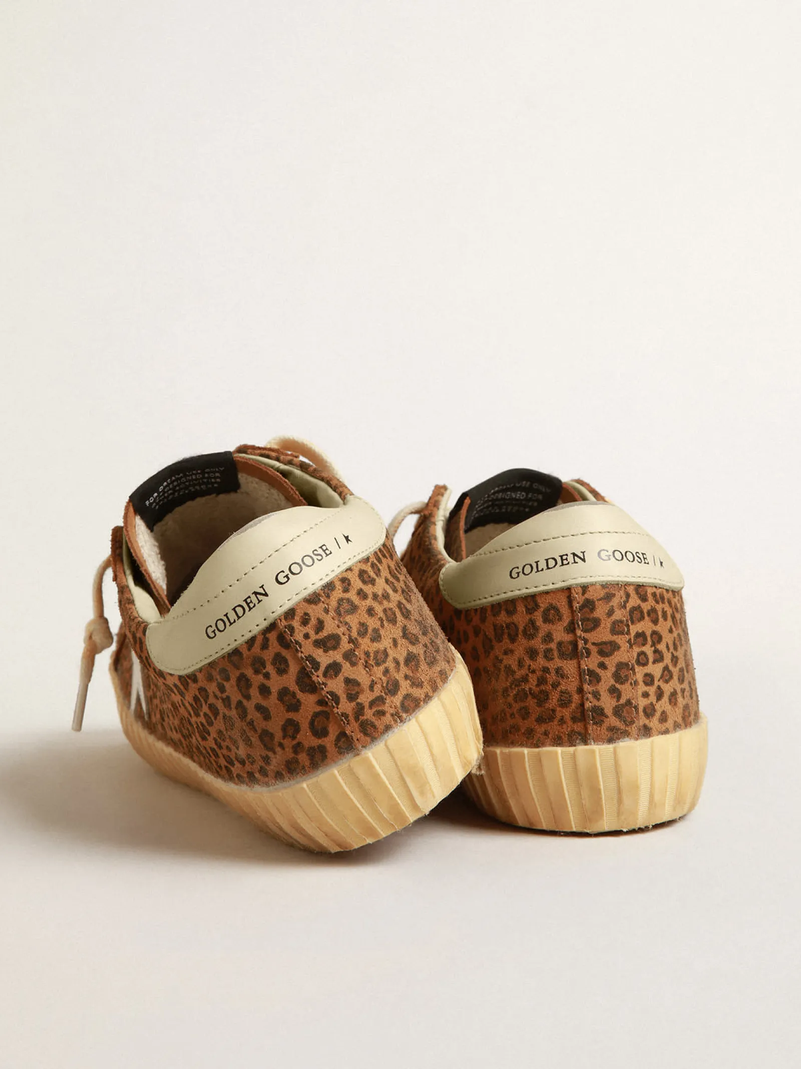 Shop Golden Goose Super-Star de suede, estampa de leopardo e estrela de couro creme Cabedal de suede com microestampa de leopardo nos tons marrom e preto