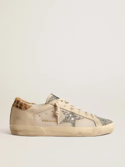 Shop Golden Goose Super-Star de tela creme com estrela de glitter e talão leopardo Cabedal de tela e couro efeito vintage na cor creme
