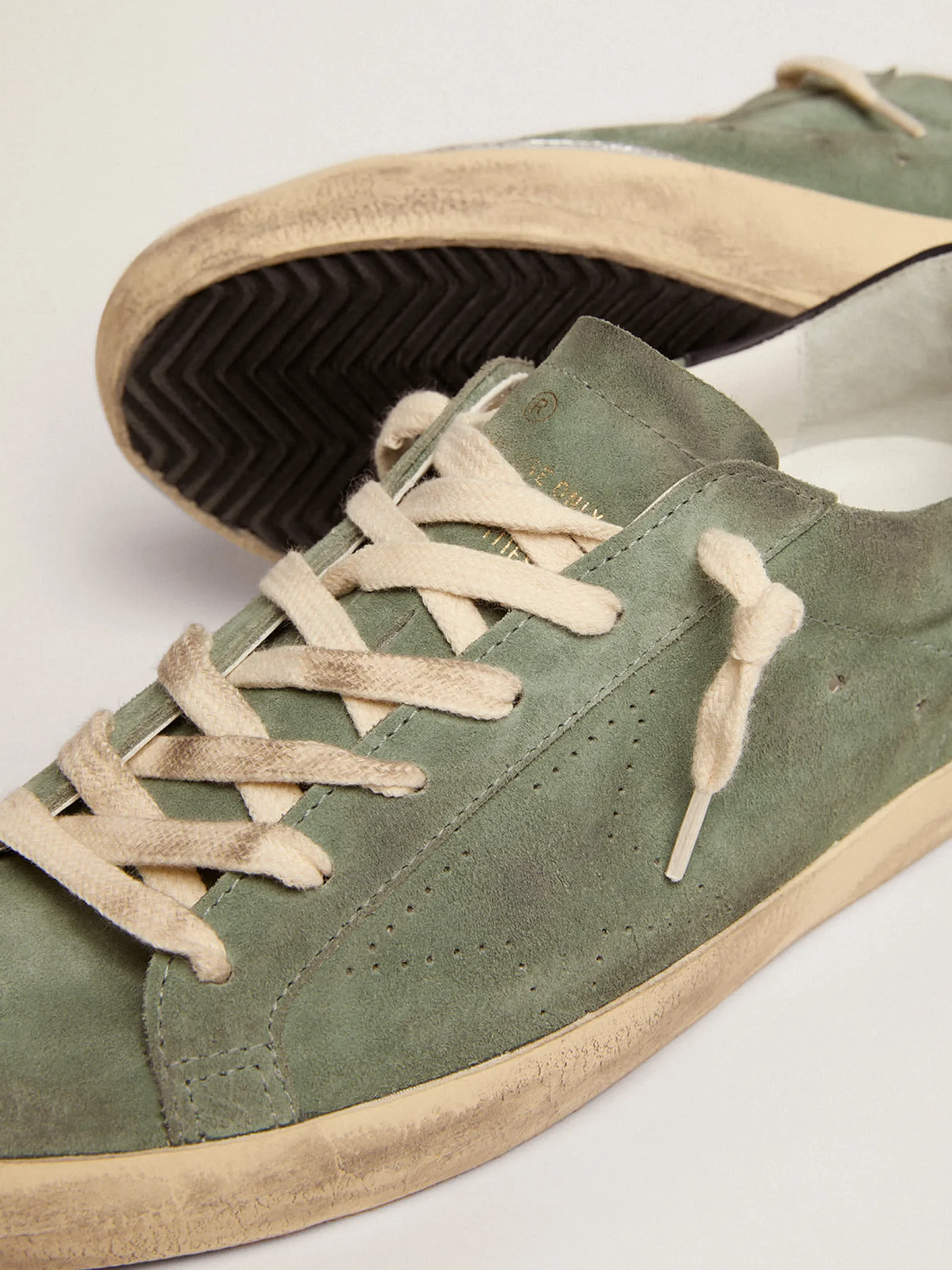 Cheap Golden Goose Super-Star feminino de suede verde-militar com estrela perfurada Cabedal de suede verde militar