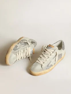 Shop Golden Goose Super-Star feminino em glitter prateado com estrela e inserções cinza gelo Cabedal de glitter prateado e suede cinza gelo