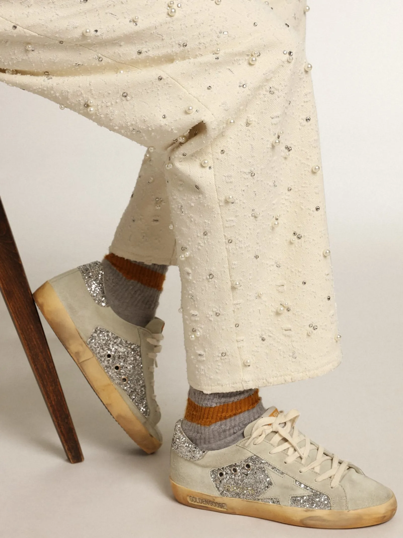 Shop Golden Goose Super-Star feminino em glitter prateado com estrela e inserções cinza gelo Cabedal de glitter prateado e suede cinza gelo