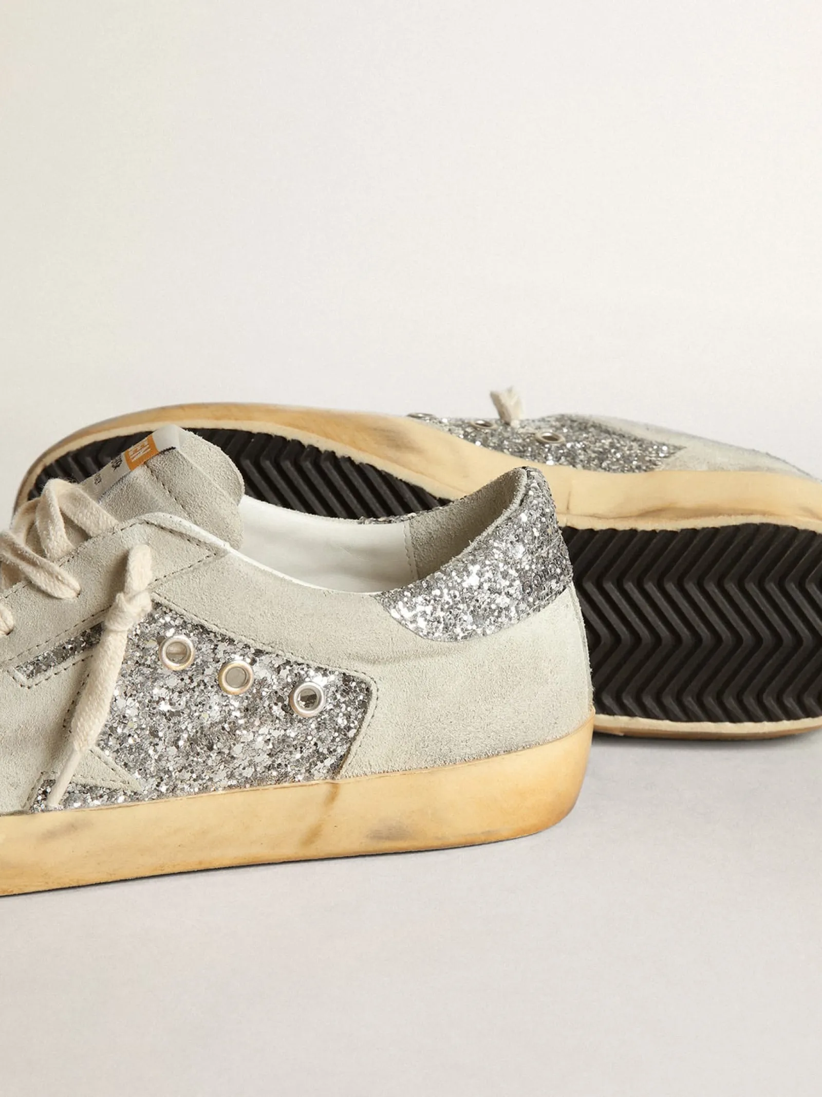 Shop Golden Goose Super-Star feminino em glitter prateado com estrela e inserções cinza gelo Cabedal de glitter prateado e suede cinza gelo