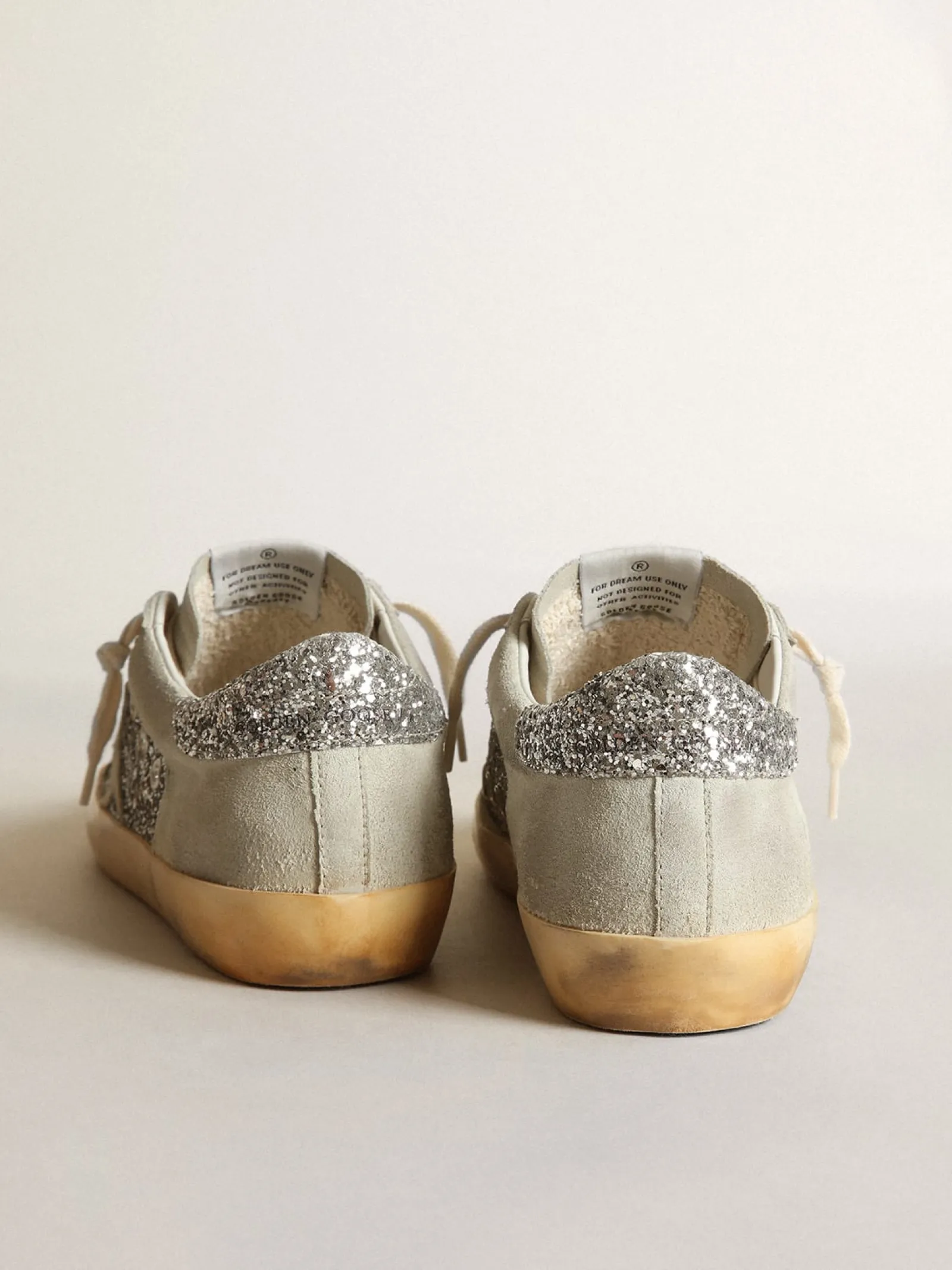 Shop Golden Goose Super-Star feminino em glitter prateado com estrela e inserções cinza gelo Cabedal de glitter prateado e suede cinza gelo
