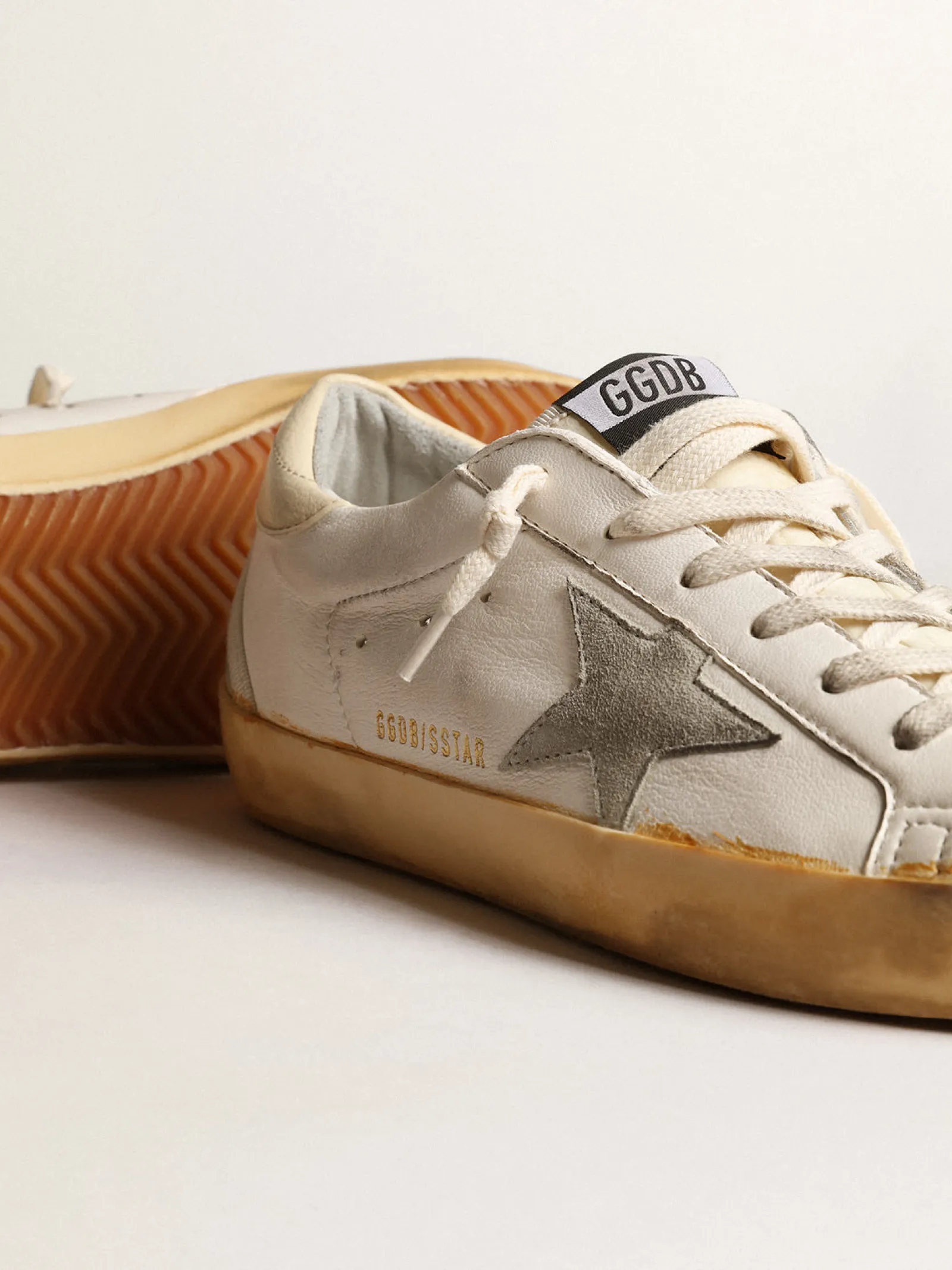 Store Golden Goose Super-Star LTD com estrela de suede gelo e talão de PVC Cabedal de napa branca