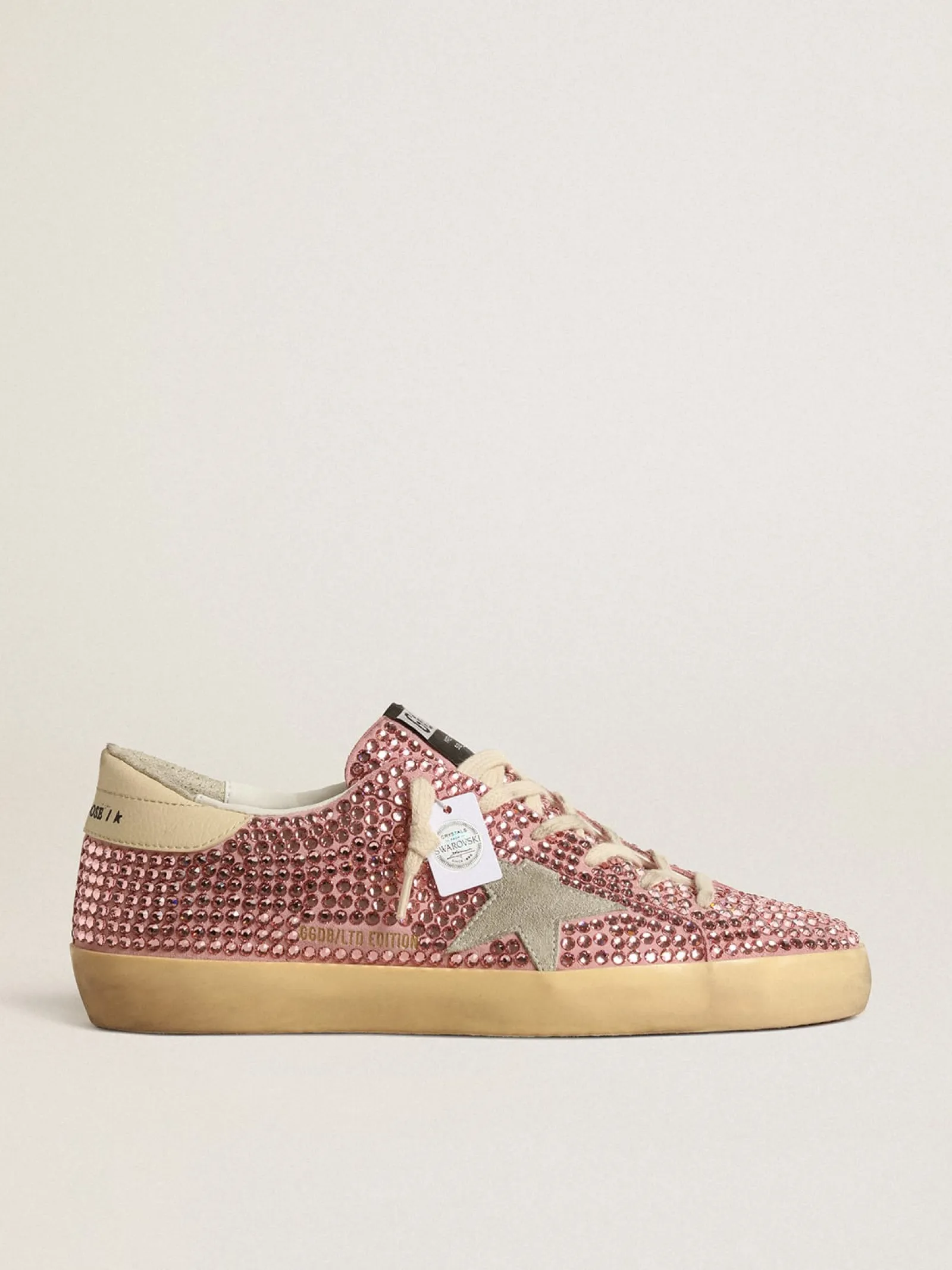Shop Golden Goose Super-Star LTD com estrela de suede e cristais Swarovski rosa Cabedal de suede rosa antigo com cristais Swarovski all-over