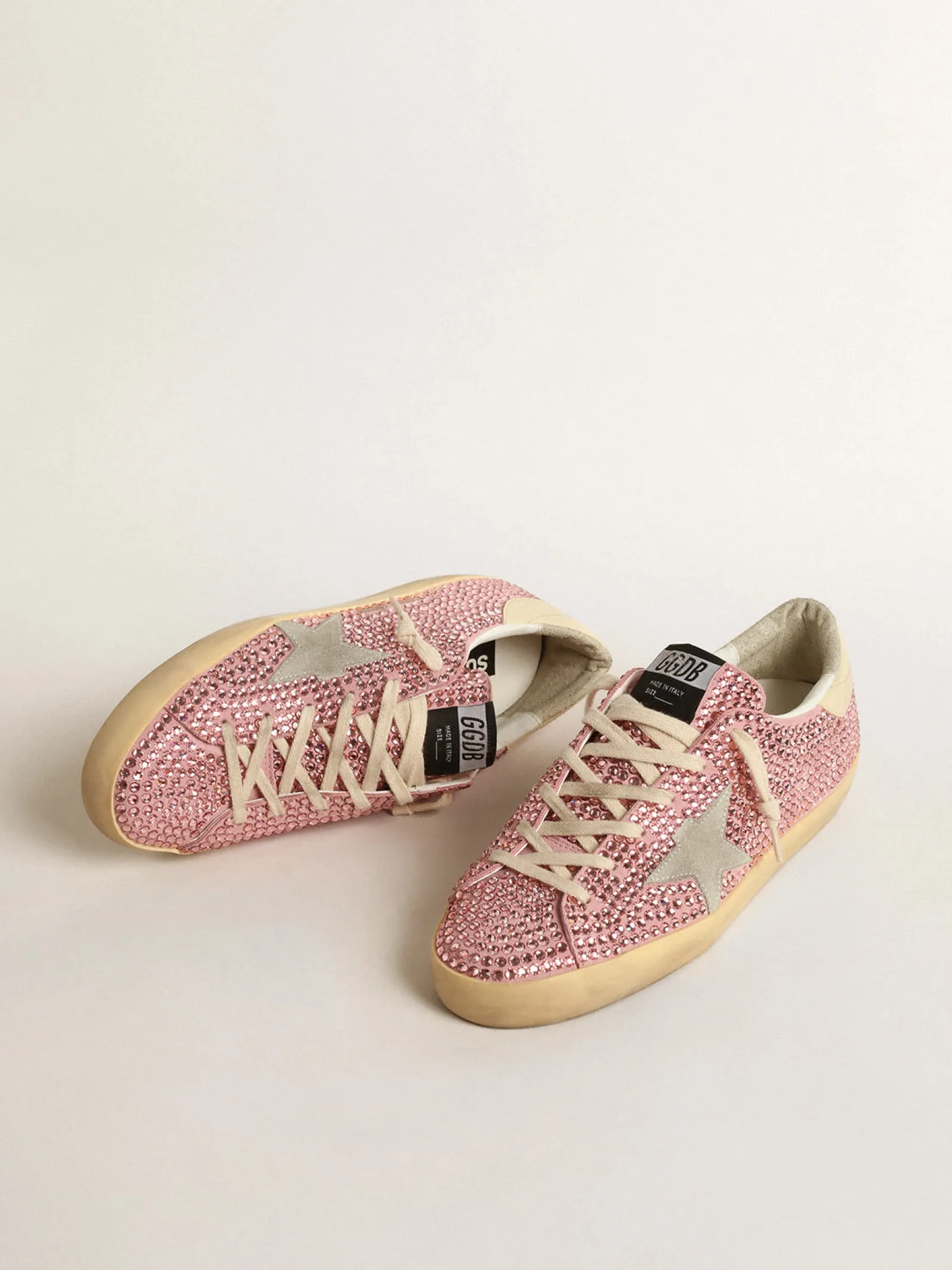 Shop Golden Goose Super-Star LTD com estrela de suede e cristais Swarovski rosa Cabedal de suede rosa antigo com cristais Swarovski all-over