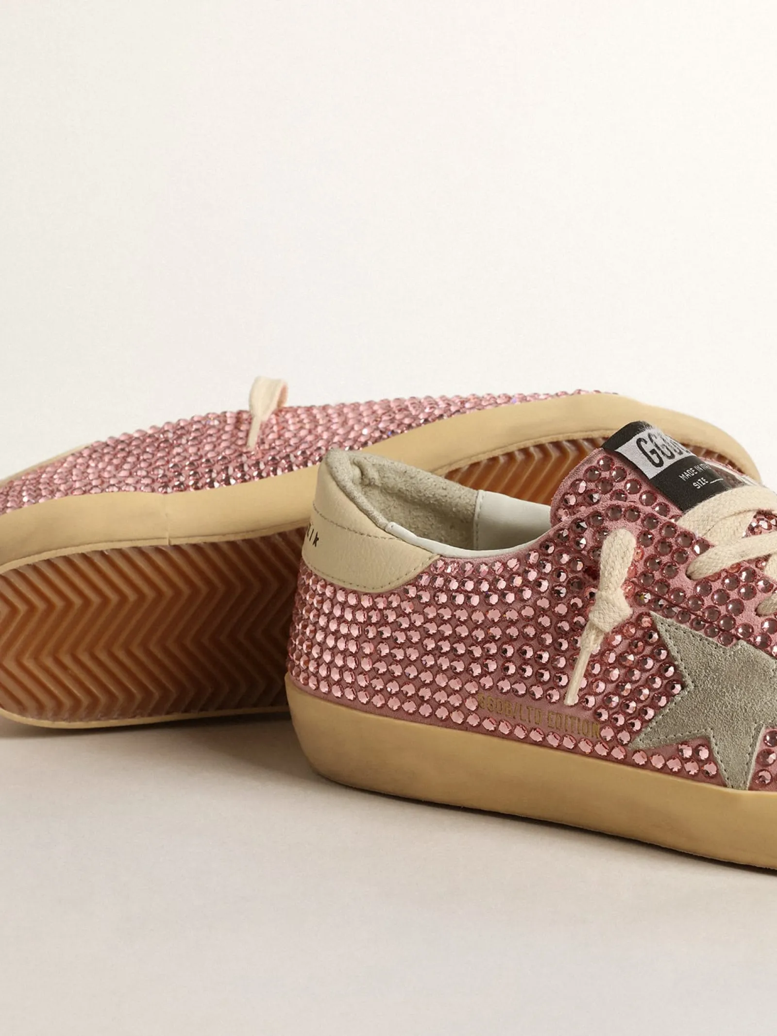 Shop Golden Goose Super-Star LTD com estrela de suede e cristais Swarovski rosa Cabedal de suede rosa antigo com cristais Swarovski all-over