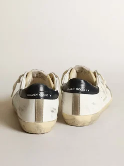 Shop Golden Goose Super-Star masculino com estrela perfurada e talão azul Cor: branco