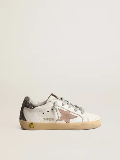 Shop Golden Goose Super-Star Young com estrela cor de avelã e talão de glitter Cabedal de napa branco óptico