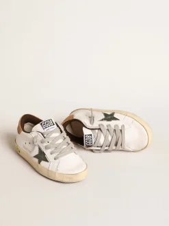 Cheap Golden Goose Super-Star Young com estrela de napa verde e talão de suede marrom Cor: branco