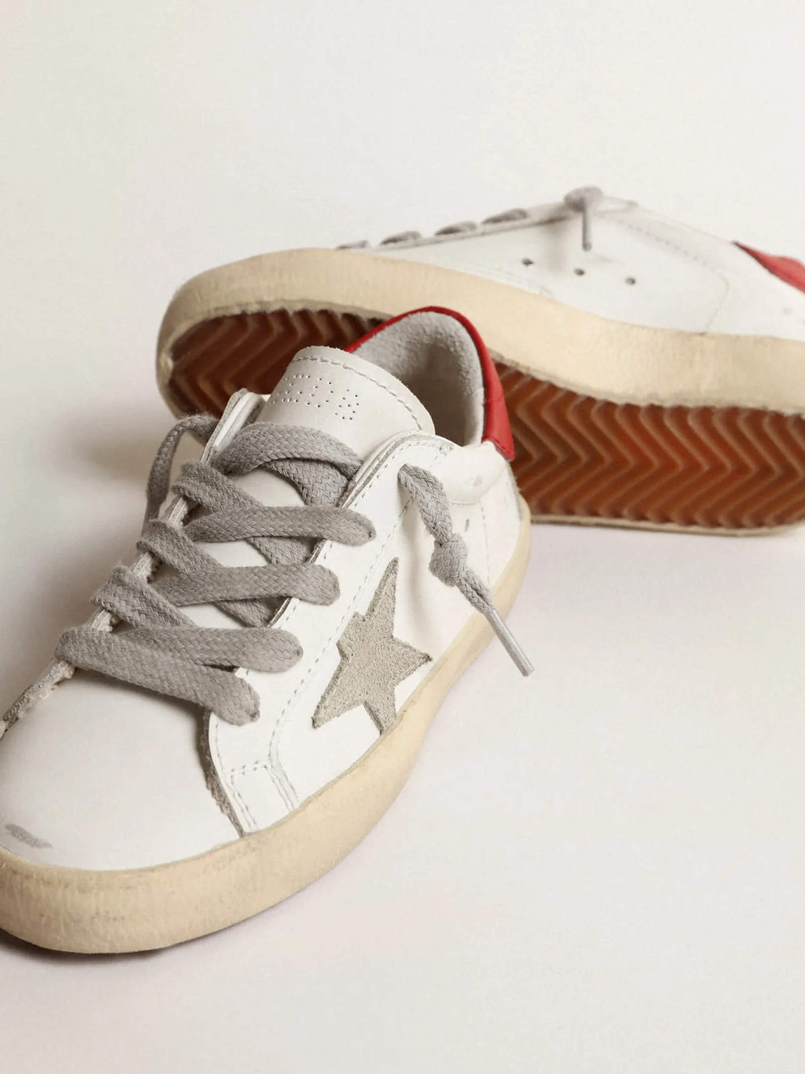 New Golden Goose Super-Star Young com estrela de suede e talão de couro vermelho Cor: branco