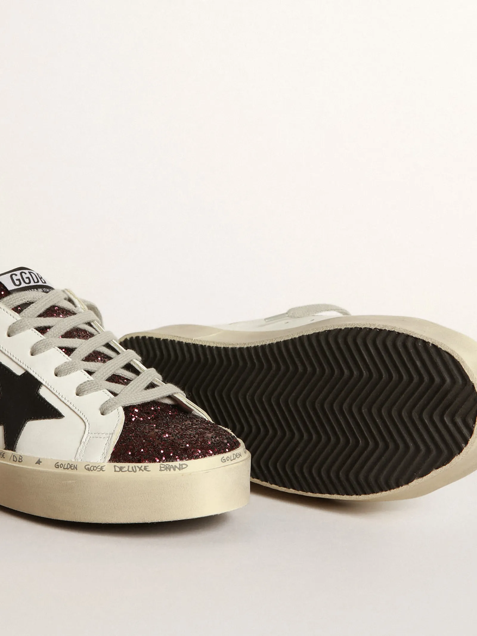 Fashion Golden Goose Tênis Hi-Star branco com inserção de glitter e estrela preta Material principal: 75% couro bovino, 18% polietileno tereftalato, 7% algodão