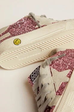 Shop Golden Goose Tênis May de glitter rosa com estrela e talão de suede cinza gelo Cabedal de glitter rosa