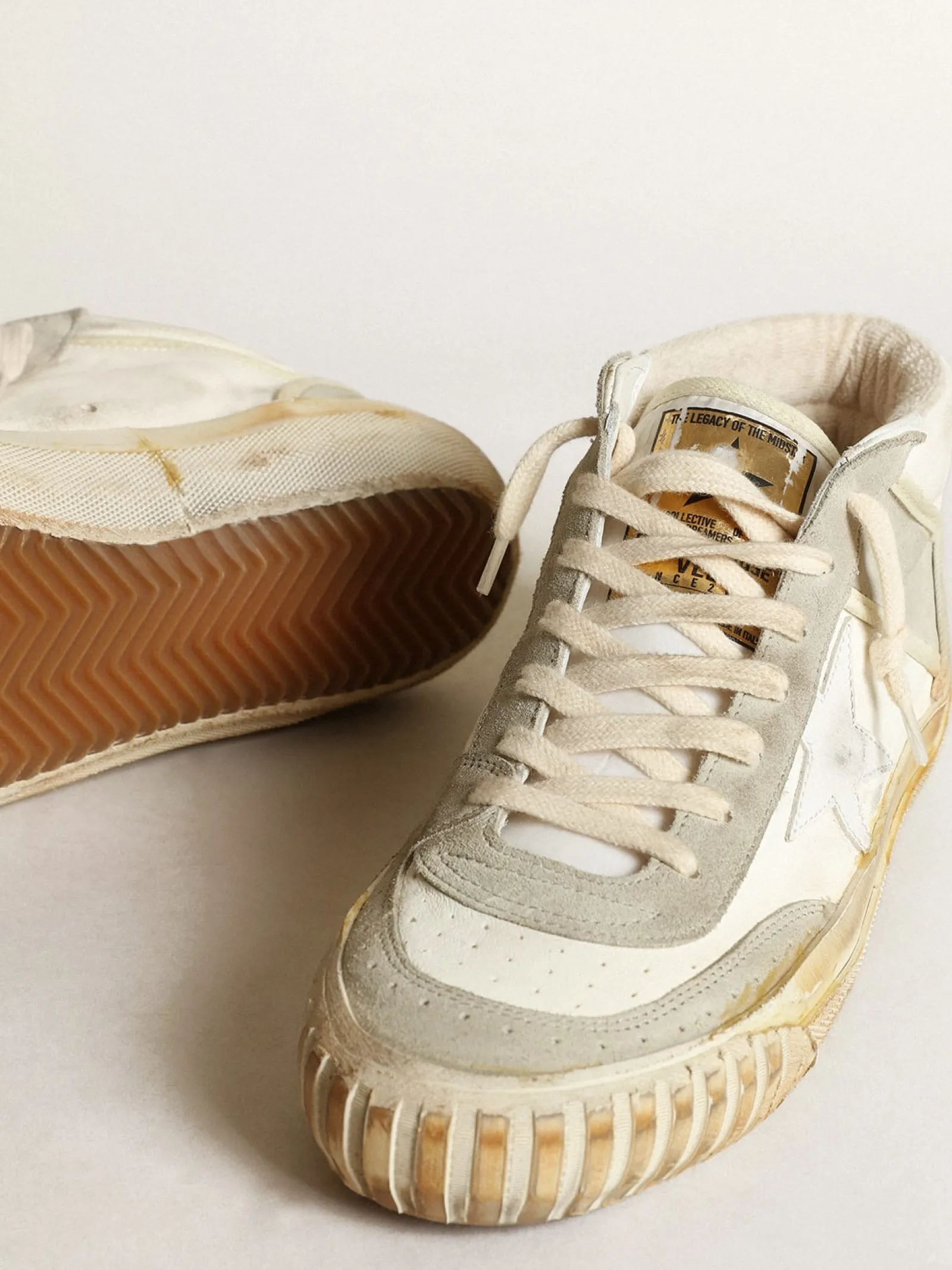 Fashion Golden Goose Tênis Mid Star feminino com inserções de suede cinza-gelo e estrela de couro branco Cabedal de napa branca
