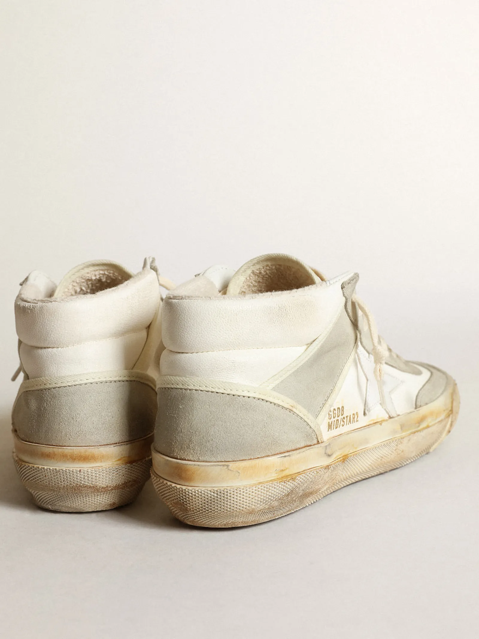 Fashion Golden Goose Tênis Mid Star feminino com inserções de suede cinza-gelo e estrela de couro branco Cabedal de napa branca