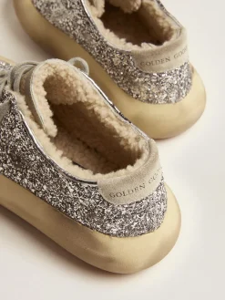 Shop Golden Goose Tênis Space-Star de glitter prateado e forro de shearling Cabedal de glitter prateado