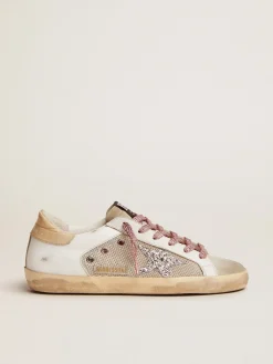 Shop Golden Goose Tênis Super-Star de couro branco e tela prateada Cor: branco e prata