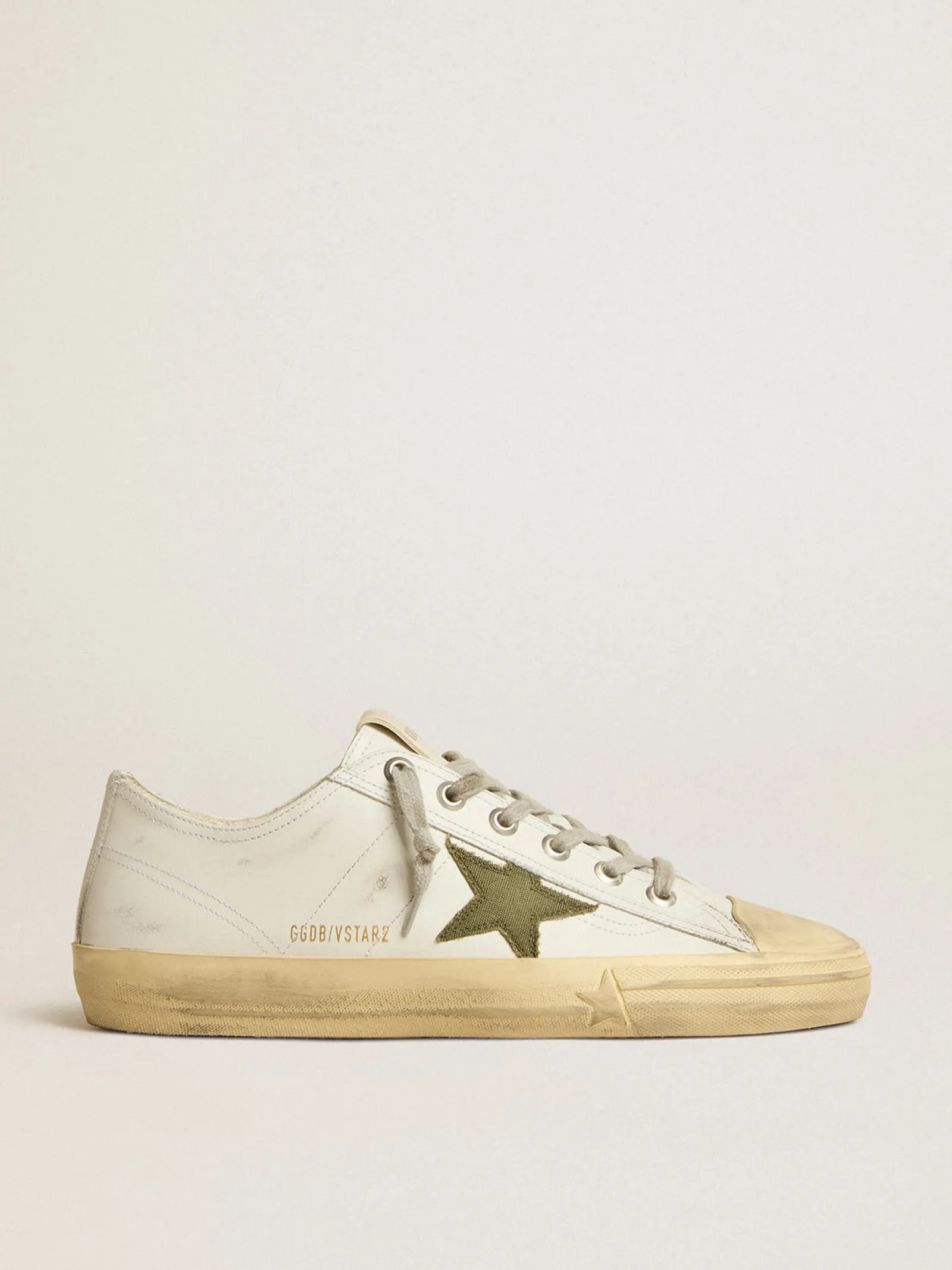 Sale Golden Goose V-Star de couro branco com estrela de lona verde Cor: branco
