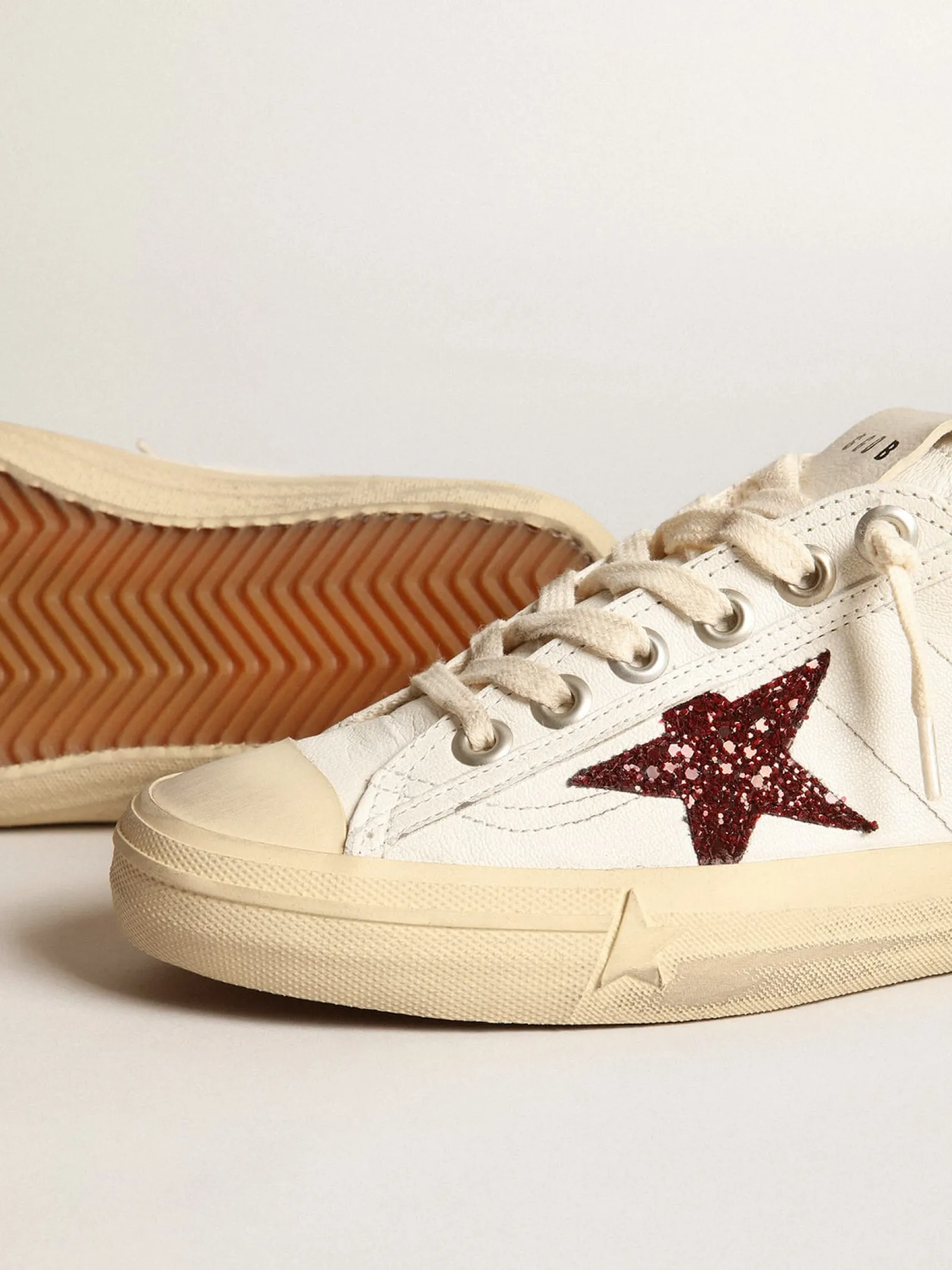 Sale Golden Goose V-Star feminino de napa branca com estrela de glitter vermelho Cabedal de napa branca