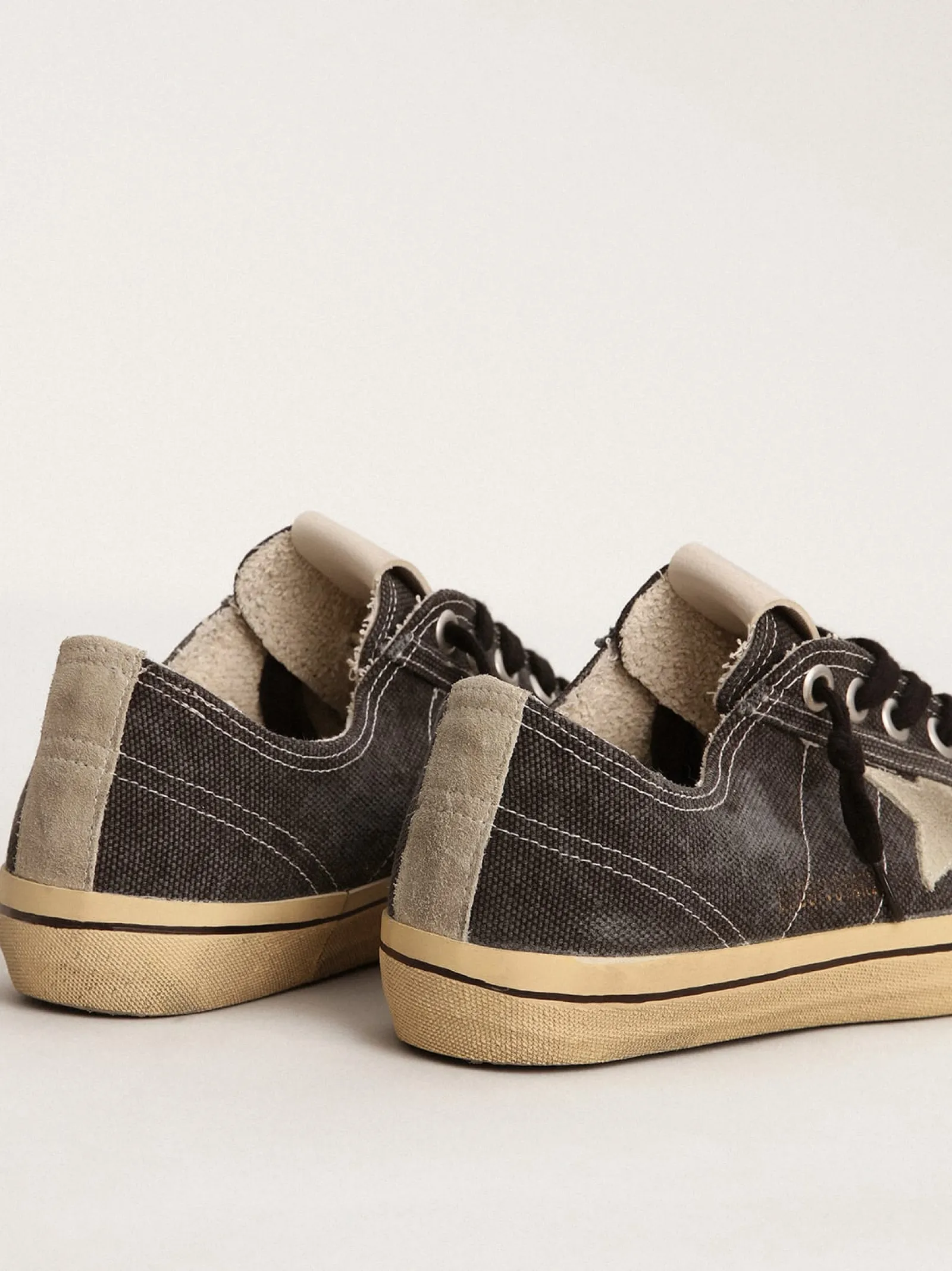 Sale Golden Goose V-Star LTD feminino de lona preta com estrela e talão cinza gelo Cabedal de lona preta