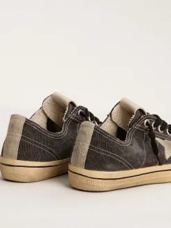 Shop Golden Goose V-Star LTD masculino de lona preta com estrela e talão cinza Cabedal de lona preta